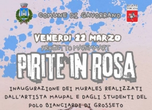 sfondo rosa cipria con macchie blu di vernice, scritta progetto maremmart 22 marzo pirite in rosa