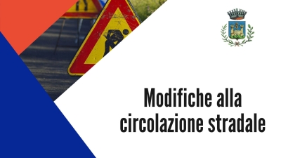 scritta modifica alla circolazione stradale, triangolo rosso, triangolo blu, cartello lavori in corso sullo sfondo, logo del comune di gavorrano in alto a destra