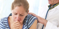 dottore che visita donna con la tosse