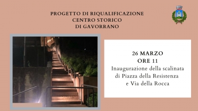 sfondo salmone, foto della scalinata illuminata, titolo PROGETTO DI RIQUALIFICAZIONE  CENTRO STORICO  DI GAVORRANO, logo comune di gavorrano