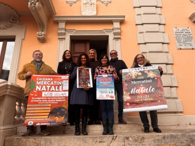 foto sindaco e assessori con rappresentanti deelle associazioni che realizzano mercatini di natale
