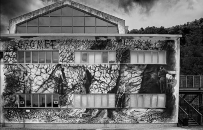 facciata dei bagnetti di gavorrano con murales di maupal