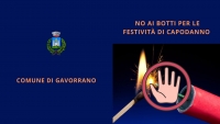 sfondo blu, scritta No ai botti per le festività di Capodanno, immagine di botti con mano e divieto davanti