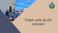 immagine di auto dei carabinieri, scritta "fidati solo di chi conosci" logo comune gavorrano