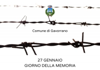 sfondo bianco con filo spinato, loco comune di gavorrano, scritta 27 gennaio giorno della memoria